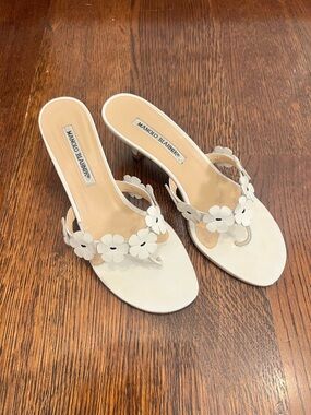 Manolo Blahnik White Floral Leather kitten heel Sandals